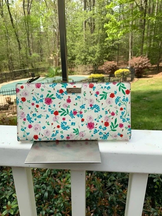 kate spade White Floral Zip Wallet with Multicolor Blooms GUC - Picture 2 of 15